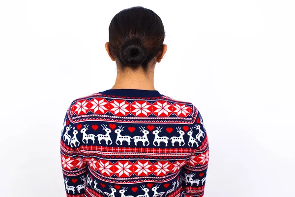 아름다운 여성이 크리스마스 스웨터를 거꾸로 — 스톡 사진