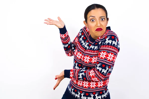 Arab Woman Pointing Aside Both Hands Showing Something Strange Saying — Stock Photo, Image