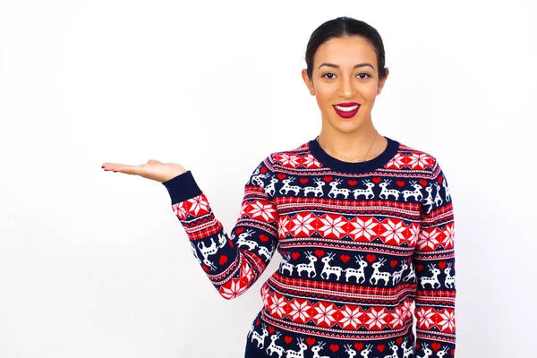 Positivo Feliz Jovem Bela Mulher Árabe Vestindo Camisola Natal Contra — Fotografia de Stock