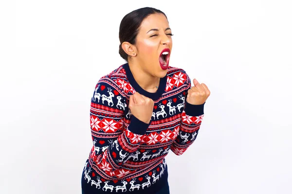 Mujer Árabe Hermosa Joven Vistiendo Suéter Navidad Contra Pared Blanca — Foto de Stock