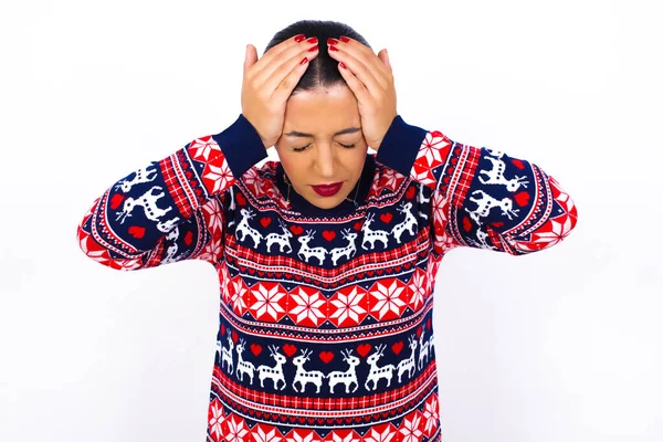 Joven Mujer Árabe Hermosa Usando Suéter Navidad Contra Pared Blanca — Foto de Stock