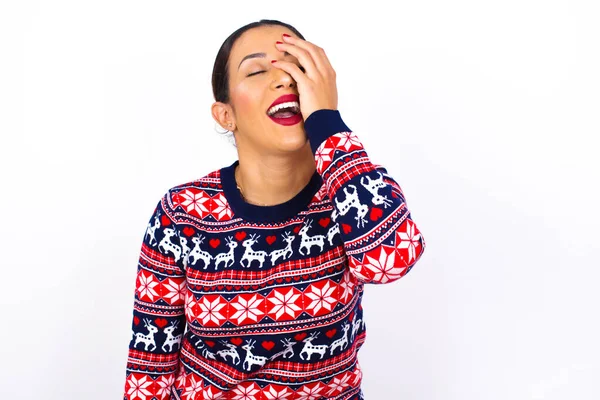 Charismatic Despreocupado Alegre Jovem Bela Mulher Árabe Vestindo Camisola Natal — Fotografia de Stock