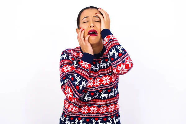 Jovem Sombria Jovem Bela Mulher Árabe Vestindo Camisola Natal Contra — Fotografia de Stock