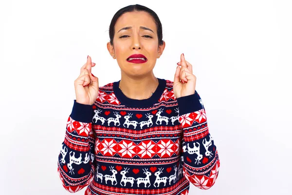 Young Beautiful Arab Woman Wearing Christmas Sweater Holding Fingers Crossed — Stock Photo, Image