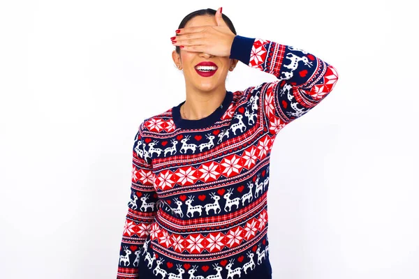 Glückliche Junge Schöne Arabische Frau Trägt Weihnachtspullover Schließt Die Augen — Stockfoto