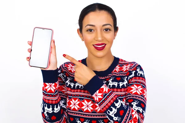 Sonriente Joven Mujer Árabe Hermosa Con Suéter Navidad Mostrando Señalando — Foto de Stock