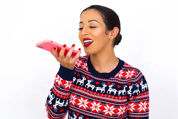Sorrindo Jovem Bela Mulher Árabe Vestindo Camisola Natal Enviando Mensagem — Fotografia de Stock