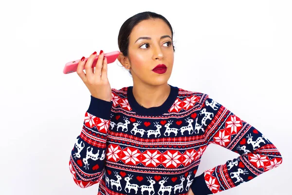 Sorrindo Jovem Bela Mulher Árabe Vestindo Camisola Natal Ouvindo Uma — Fotografia de Stock