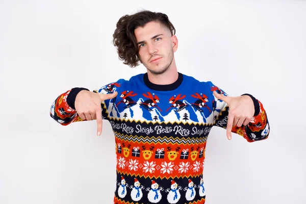 Homem Jovem Caucasiano Vestindo Suéter Com Expressão Positiva Aponta Para — Fotografia de Stock