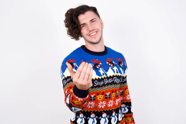 Jovem Caucasiano Vestindo Suéter Convidando Você Vir Confiante Sorrindo Fazendo — Fotografia de Stock