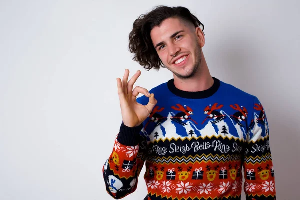 Feliz Jovem Bonito Caucasiano Homem Vestindo Camisola Natal Contra Fundo — Fotografia de Stock
