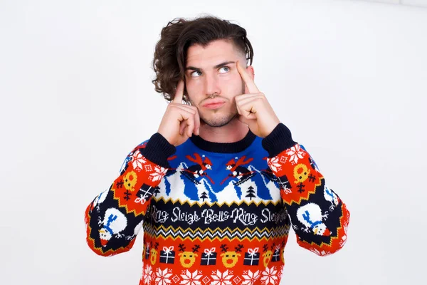 Jovem Caucasiano Homem Vestindo Suéter Com Expressão Pensativa Olha Para — Fotografia de Stock