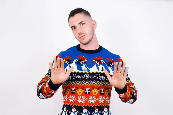 Homem Caucasiano Vestindo Camisola Natal Contra Parede Branca Fazendo Parar — Fotografia de Stock