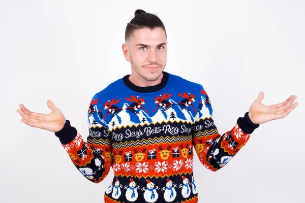 Verbaasde Onwetende Blanke Man Draagt Een Kersttrui Tegen Een Witte — Stockfoto
