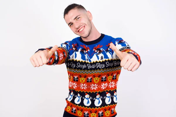 Homem Caucasiano Vestindo Camisola Natal Contra Parede Branca Fazendo Gesto — Fotografia de Stock
