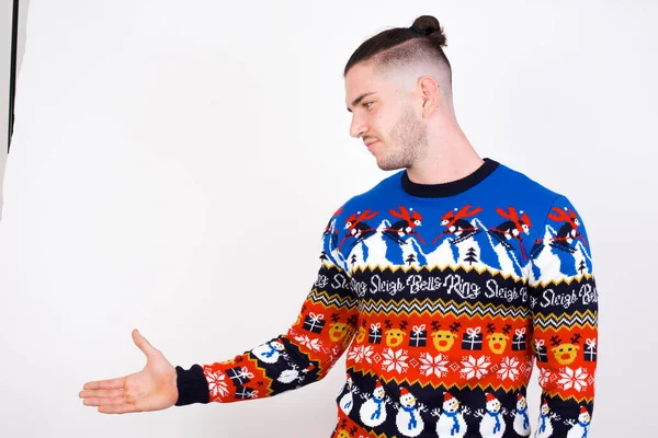 Retrato Homem Caucasiano Usando Camisola Natal Contra Parede Branca Com — Fotografia de Stock