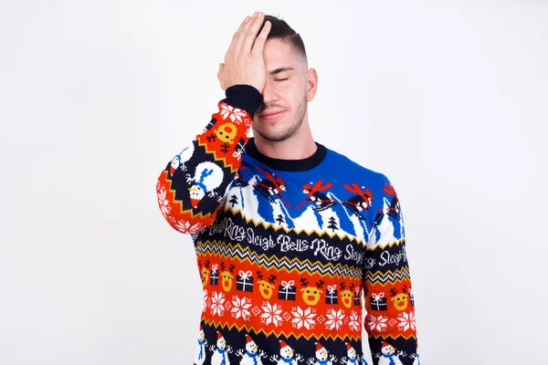 Frustrado Homem Caucasiano Vestindo Camisola Natal Contra Parede Branca Segurando — Fotografia de Stock