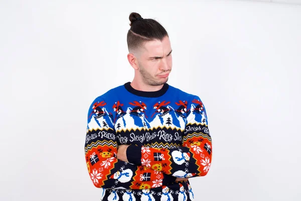 Displeased Caucasian Man Wearing Christmas Sweater White Wall Bad Attitude — Stock Photo, Image