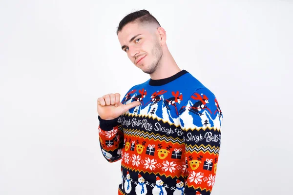 Closeup Cheerful Caucasian Man Wearing Christmas Sweater White Wall Looks — Stock Photo, Image