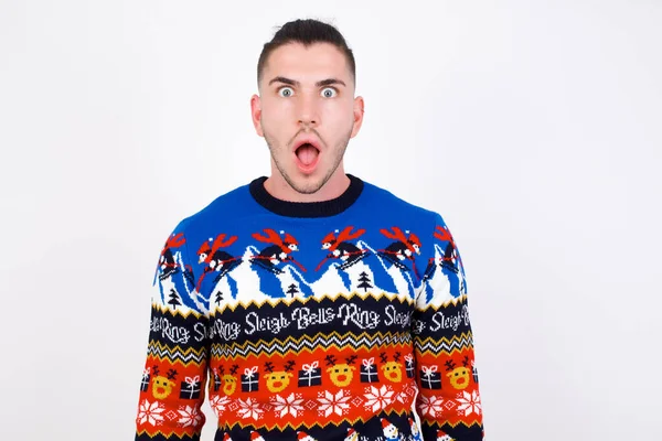 Emocional Atraente Jovem Bonito Caucasiano Vestindo Camisola Natal Contra Parede — Fotografia de Stock