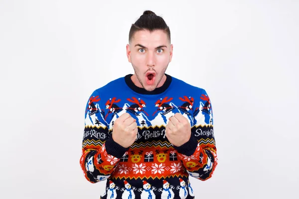 Radosny Szczęśliwy Szczęśliwy Młody Przystojny Biały Mężczyzna Noszący Świąteczny Sweter — Zdjęcie stockowe