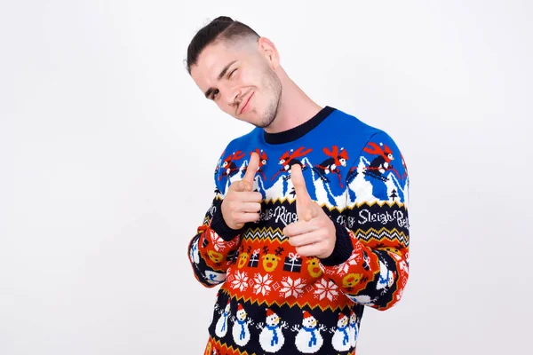 Você Bang Homem Caucasiano Alegre Carismático Vestindo Camisola Natal Contra — Fotografia de Stock