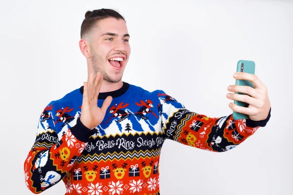 Retrato Feliz Amigable Joven Guapo Hombre Caucásico Con Suéter Navidad — Foto de Stock