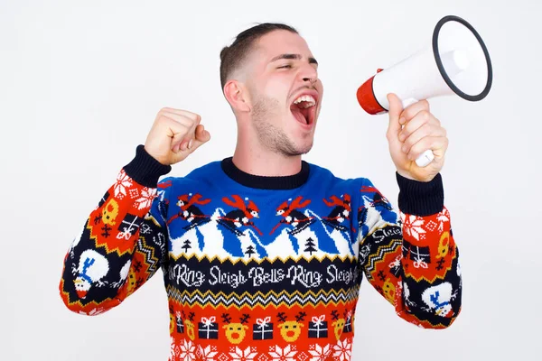 Joven Hombre Caucásico Guapo Usando Suéter Navidad Contra Pared Blanca — Foto de Stock