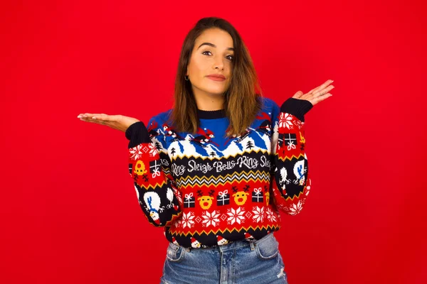 Tal Vez Dudosa Mujer Caucásica Vistiendo Suéter Navidad Contra Pared —  Fotos de Stock