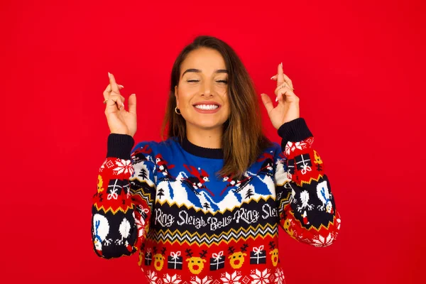 Joven Alegre Hermosa Mujer Caucásica Con Suéter Navidad Contra Pared —  Fotos de Stock