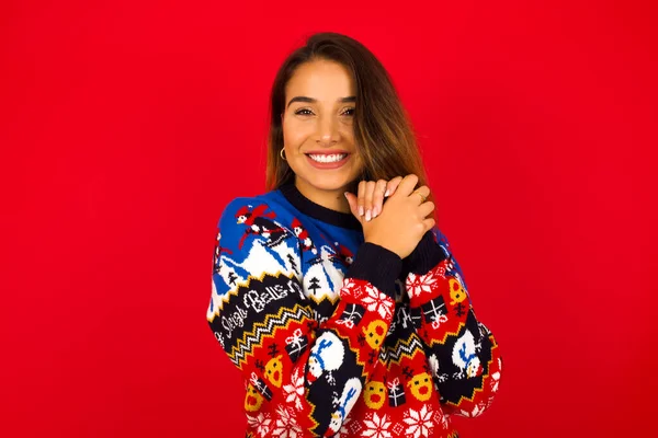 Soñadora Joven Hermosa Mujer Caucásica Con Suéter Navidad Contra Pared —  Fotos de Stock