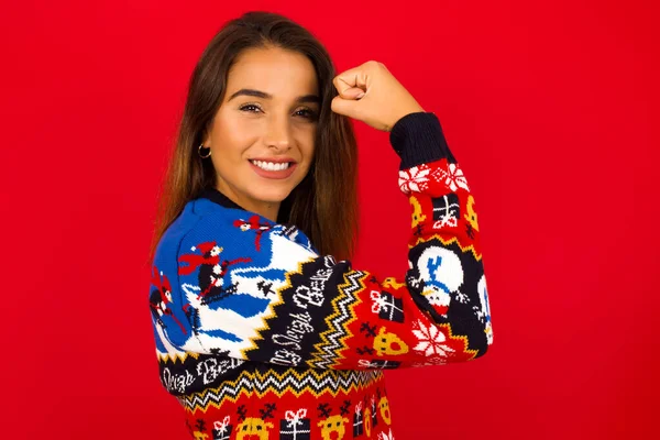 Joven Hermosa Mujer Caucásica Con Suéter Navidad Contra Pared Roja —  Fotos de Stock