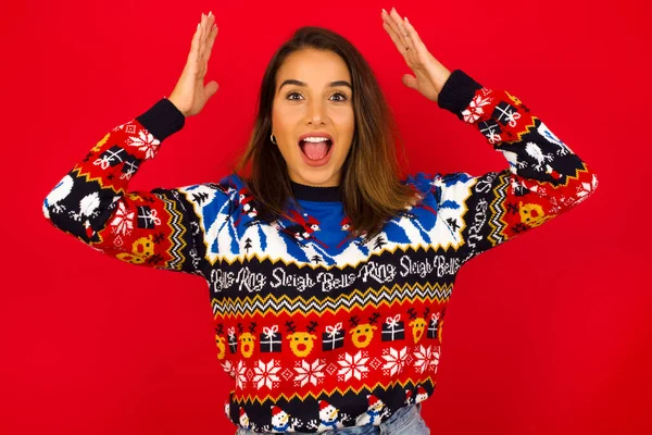 Joven Hermosa Mujer Caucásica Vistiendo Suéter Navidad Contra Pared Roja —  Fotos de Stock