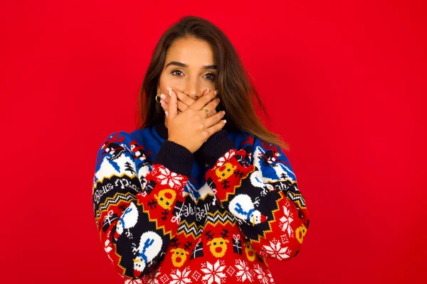 Sconvolto Giovane Bella Donna Caucasica Indossa Maglione Natale Contro Muro — Foto Stock