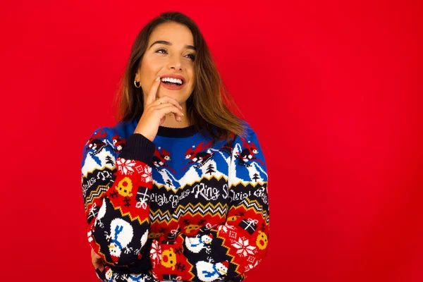 Joven Hermosa Mujer Caucásica Con Suéter Navidad Contra Pared Roja —  Fotos de Stock