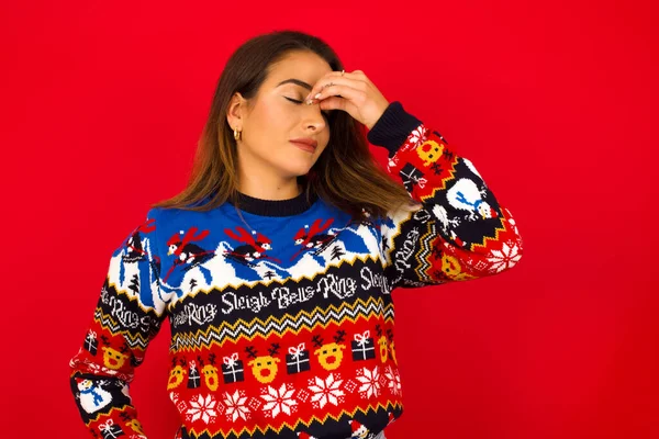 Bardzo Zdenerwowana Młoda Piękna Biała Kobieta Ubrana Świąteczny Sweter Czerwonej — Zdjęcie stockowe