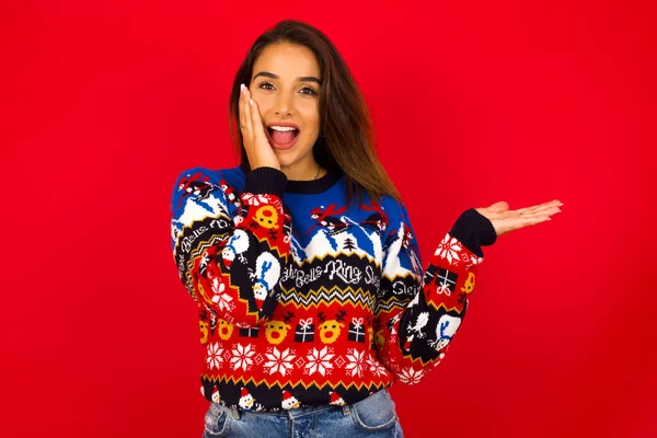 Positivo Alegre Joven Hermosa Mujer Caucásica Con Suéter Navidad Contra —  Fotos de Stock