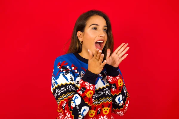 Young Beautiful Caucasian Woman Wearing Christmas Sweater Red Wall Shocked — Stock Photo, Image