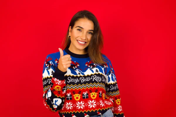 Joven Hermosa Mujer Caucásica Vistiendo Suéter Navidad Contra Pared Roja — Foto de Stock