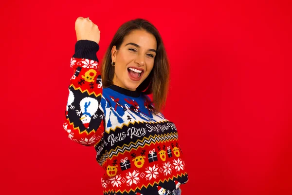 Mujer Caucásica Muy Alegre Vistiendo Suéter Navidad Contra Pared Roja —  Fotos de Stock