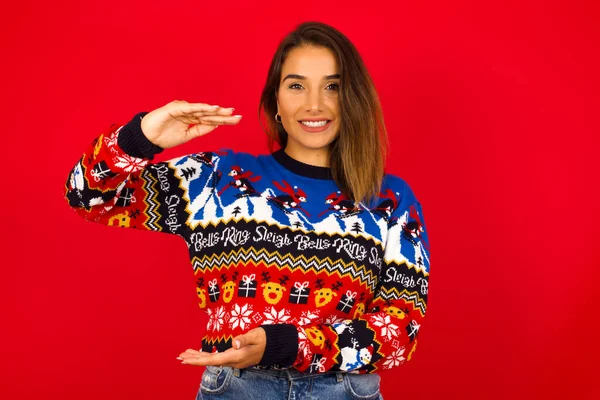 Mujer Caucásica Usando Suéter Navidad Contra Pared Roja Gesto Con —  Fotos de Stock