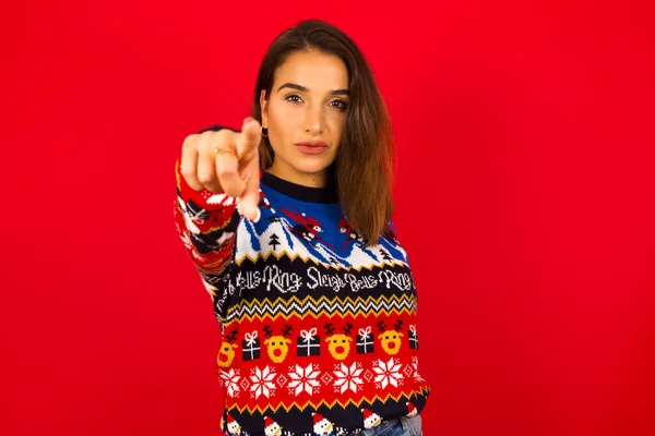 Glada Kaukasiska Kvinna Bär Jultröja Mot Röd Vägg Indikerar Glatt — Stockfoto