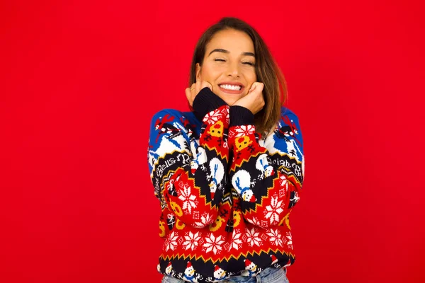 Portrait Caucasian Woman Wearing Christmas Sweater Red Wall Being Overwhelmed — Stock Photo, Image