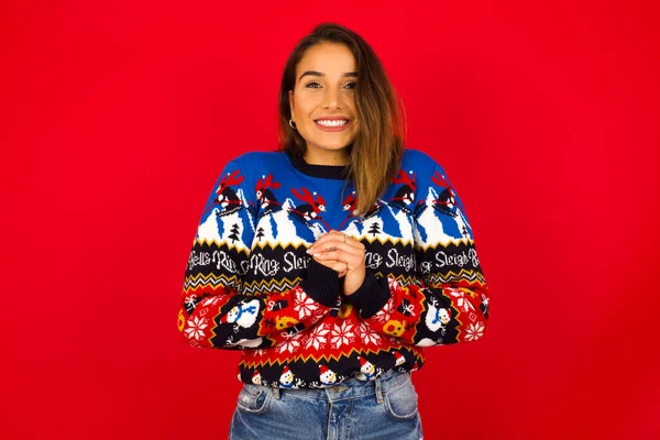 Happy Caucasian Woman Wearing Christmas Sweater Red Wall Stands Orange — Stock Photo, Image