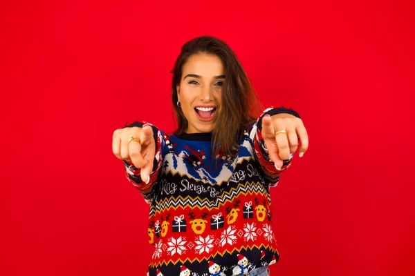 Close Portrait Surprised Caucasian Woman Wearing Christmas Sweater Red Wall — Stock Photo, Image