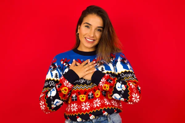 Honest Caucasian Woman Wearing Christmas Sweater Red Wall Keeps Hands — Stock Photo, Image