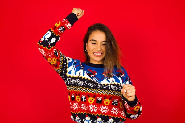 Attractive Caucasian Woman Wearing Christmas Sweater Red Wall Celebrating Victory — Stock Photo, Image