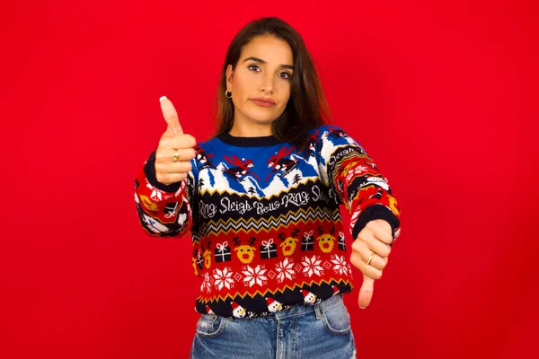 Young Beautiful Caucasian Woman Wearing Christmas Sweater Red Wall Feeling — Stock Photo, Image