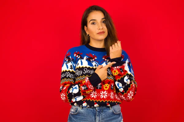 Junge Schöne Kaukasische Frau Trägt Weihnachtspullover Gegen Rote Wand Eile — Stockfoto