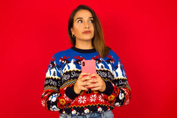 Portrait Young Beautiful Caucasian Woman Wearing Christmas Sweater Red Wall — Stock Photo, Image